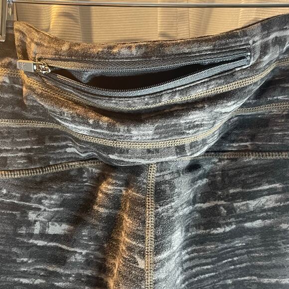 Athleta capri leggings Variance shades of grey/black Reflector size Small-womans - Picture 4 of 6